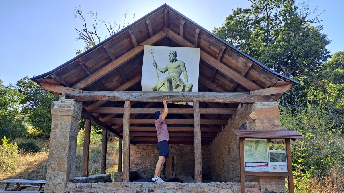 De Poseidón a Teseo, del tridente al minotauro, las calles de Quintana de Fuseros se convierten cada verano en un museo clásico gracias a las láminas de Esteban Álvarez y un grupo de vecinos.