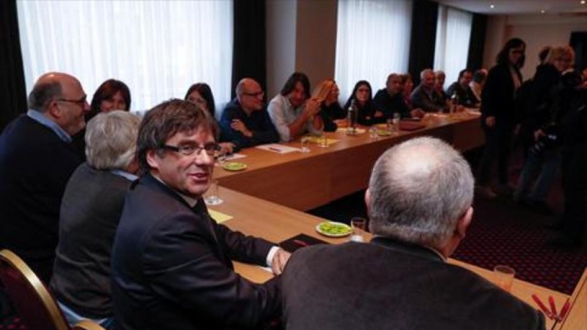 Puigdemont preside la reunión del grupo parlamentario de JxCat, ayer en Bruselas.