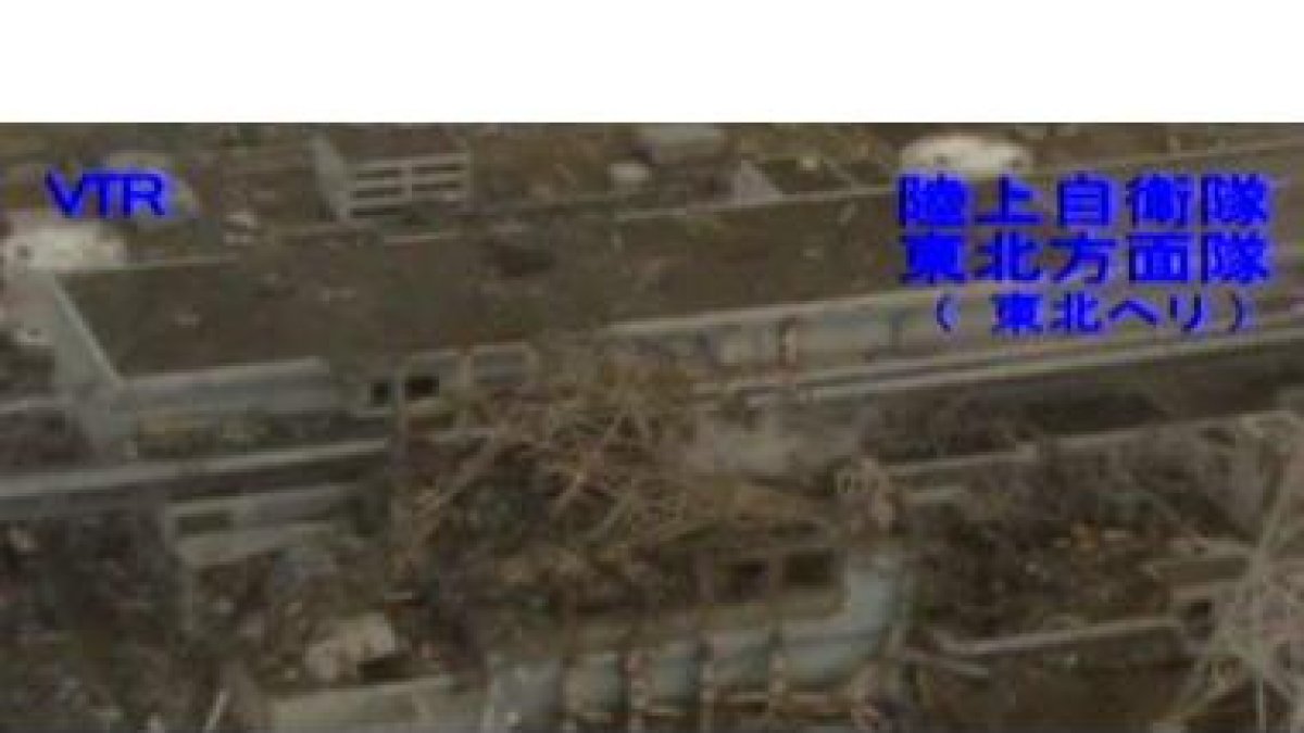 Imagen del tejado destrozado del edificio que alberga el reactor número 3 de la central de Fukushima