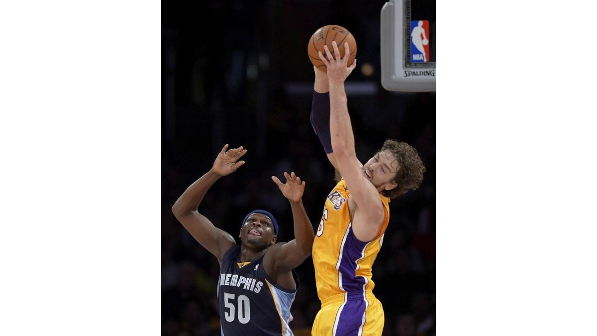 El jugador español de los Lakers de Los Ángeles Pau Gasol se enfrenta a Zach Randolph de los Grizzlies de Memphis durante el partido de la NBA