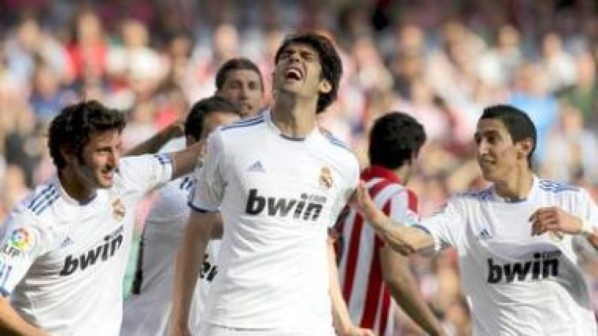 Kaká celebra el primer gol del Madrid con sus compañeros Esteban Granero y Ángel di María.