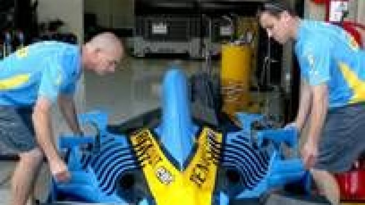 Dos operarios del equipo Renault trabajan en el circuito de Interlagos