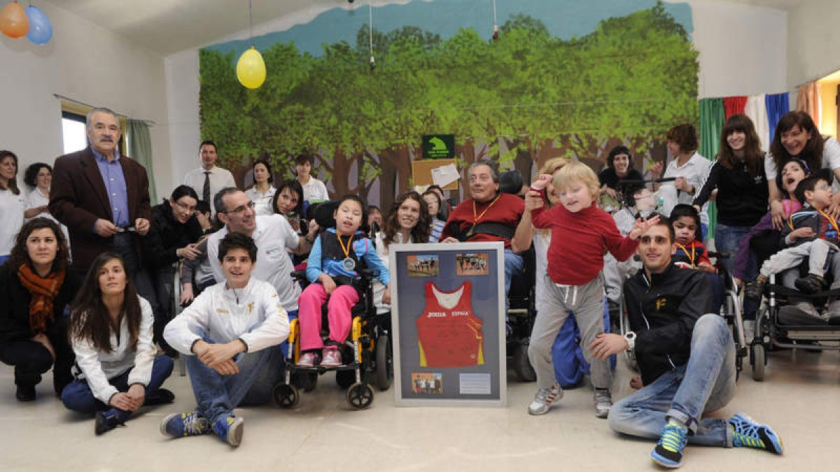 Atletas, alumnos y cuidadores posan en la foto de familia.