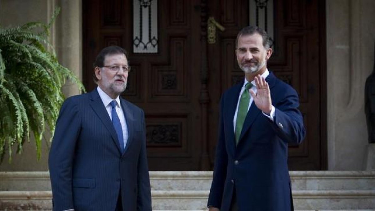 El Rey y Rajoy, antes de la reunión que mantuvieron este viernes en el palacio de Marivent.