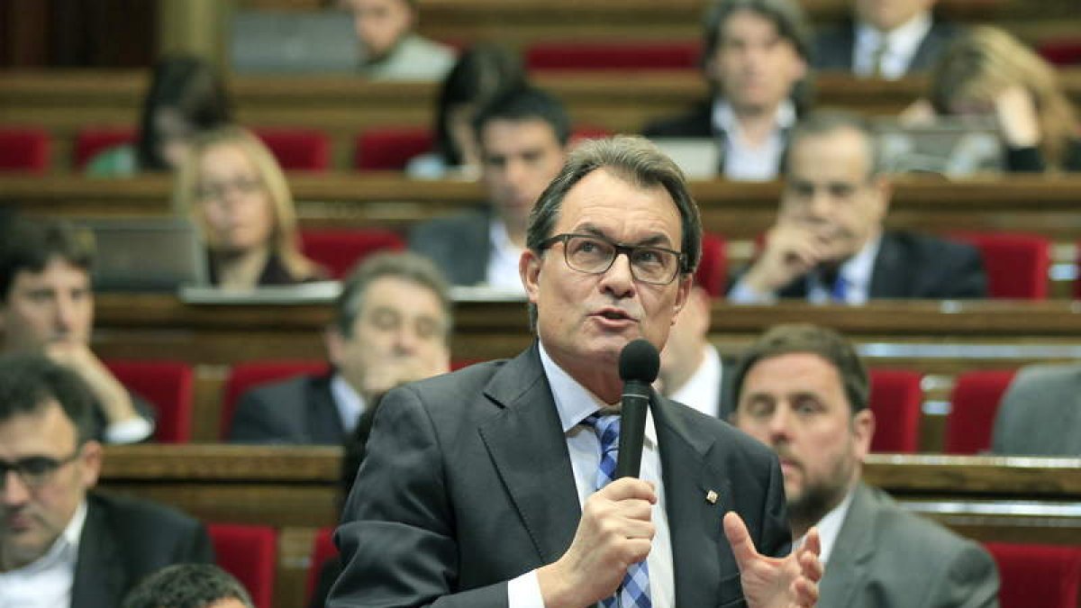 El presidente Artur Mas durante la sesión plenaria del Parlamento catalán celebrada ayer