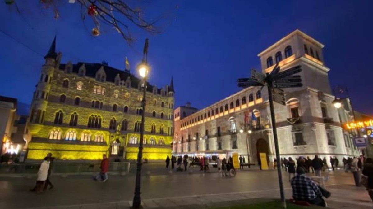 Botines y el Palacio de los Guzmanes se iluminan hoy de amarillo. RAMIRO