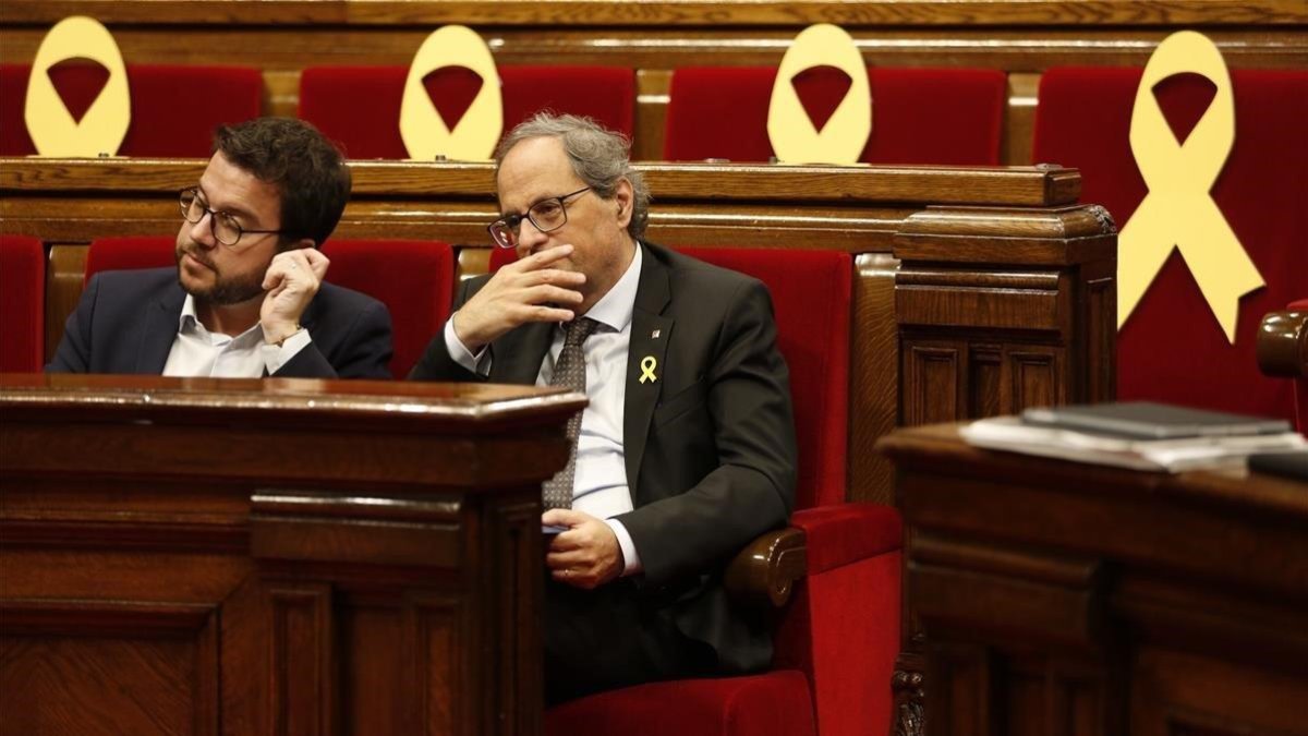 El vicepresidente de la Generalitat, Pere Aragonès (ERC), y el president, Quim Torra, en el Parlament