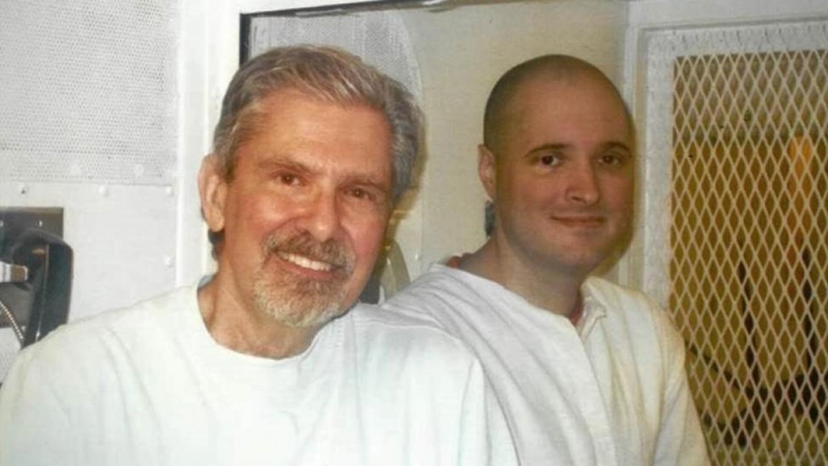 Kent Whitaker, a la izquierda, su hijo Bart durante una visita que le hizo a la cárcel.