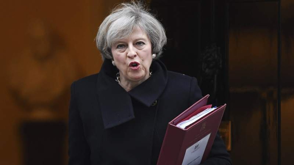 La primera ministra británica, Theresa May, sale de su residencia oficial en Londres. ANDY RAIN