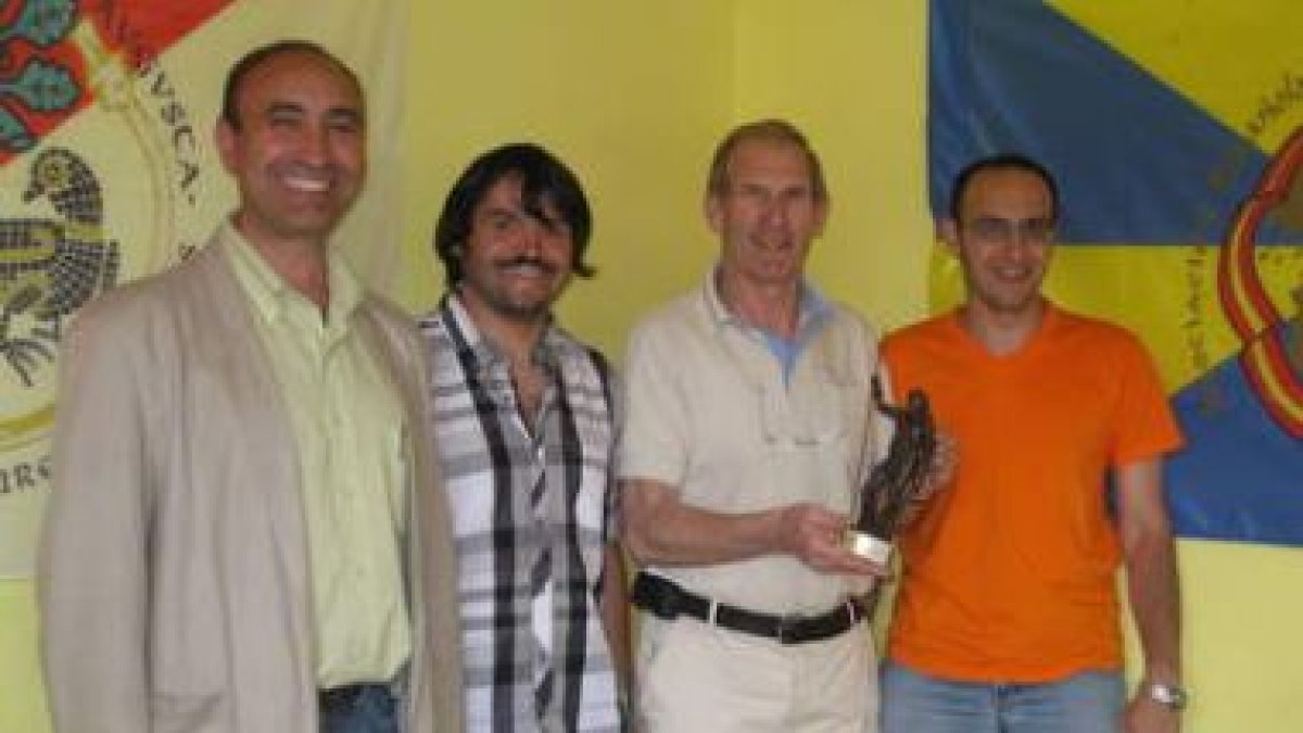Jesús Ramos, el tercero por la derecha, es el ganador de la portada de astures y romanos.