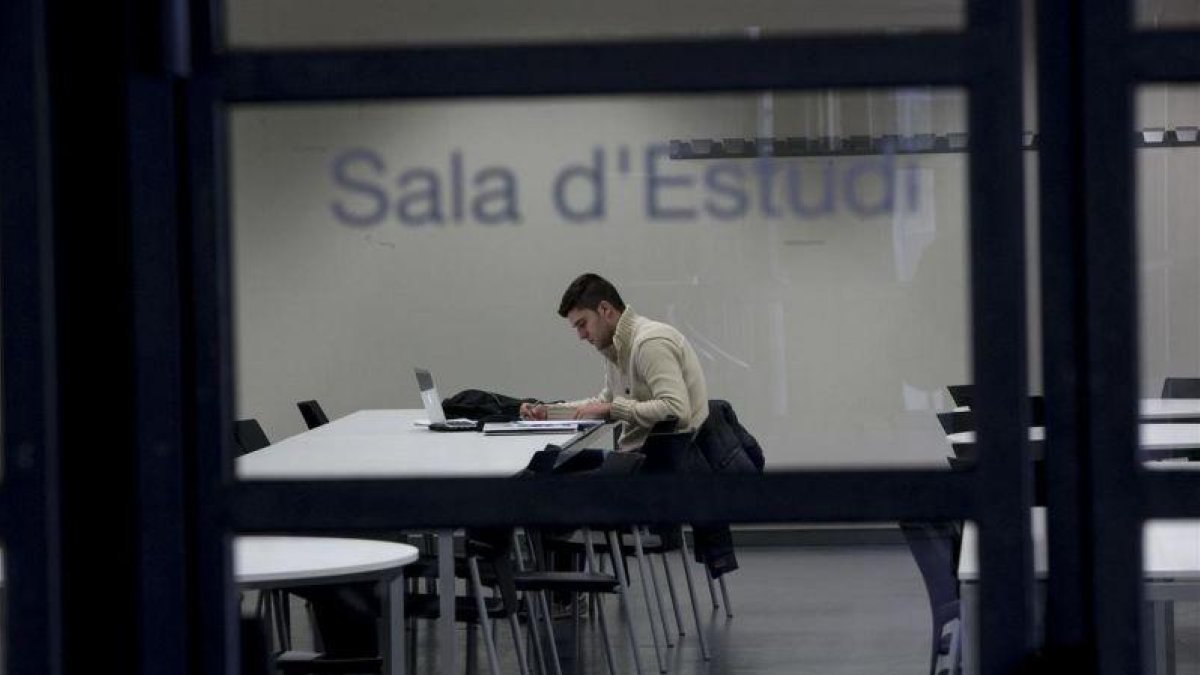 Un joven estudia en una sala de la Universitat Politècnica de Cataluña (UPC).