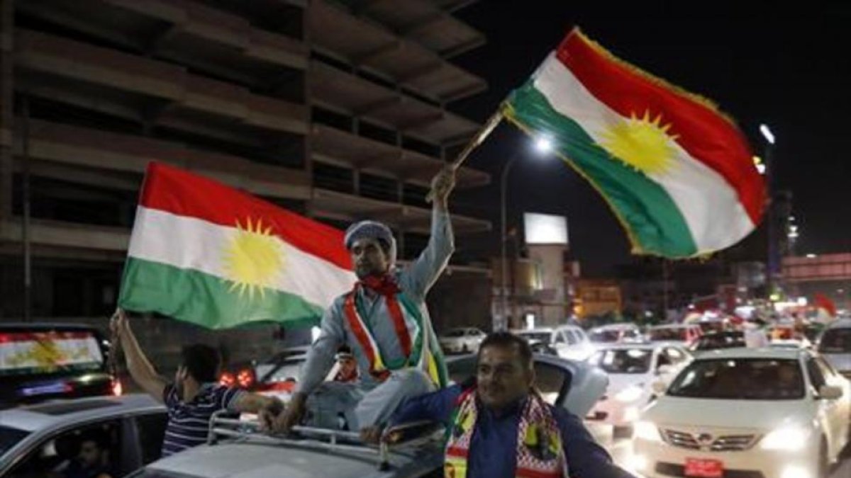 Ciudadanos kurdos celebran la victoria del sí en el referéndum del pasado 25 de septiembre en Erbil.