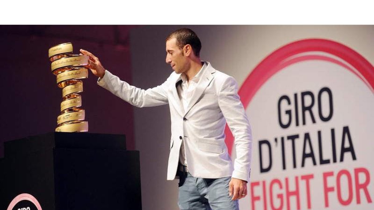 Nibali, uno de los favoritos para el Giro 2014, toca el trofeo que pretende ganar en Milán.