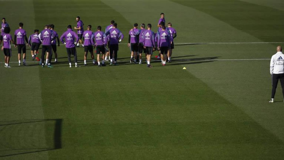 Los jugadores del Real Madrid, junto al entrenador, Zinedine Zidane (d), durante el entrenamiento que han realizado hoy en Valdebebas.