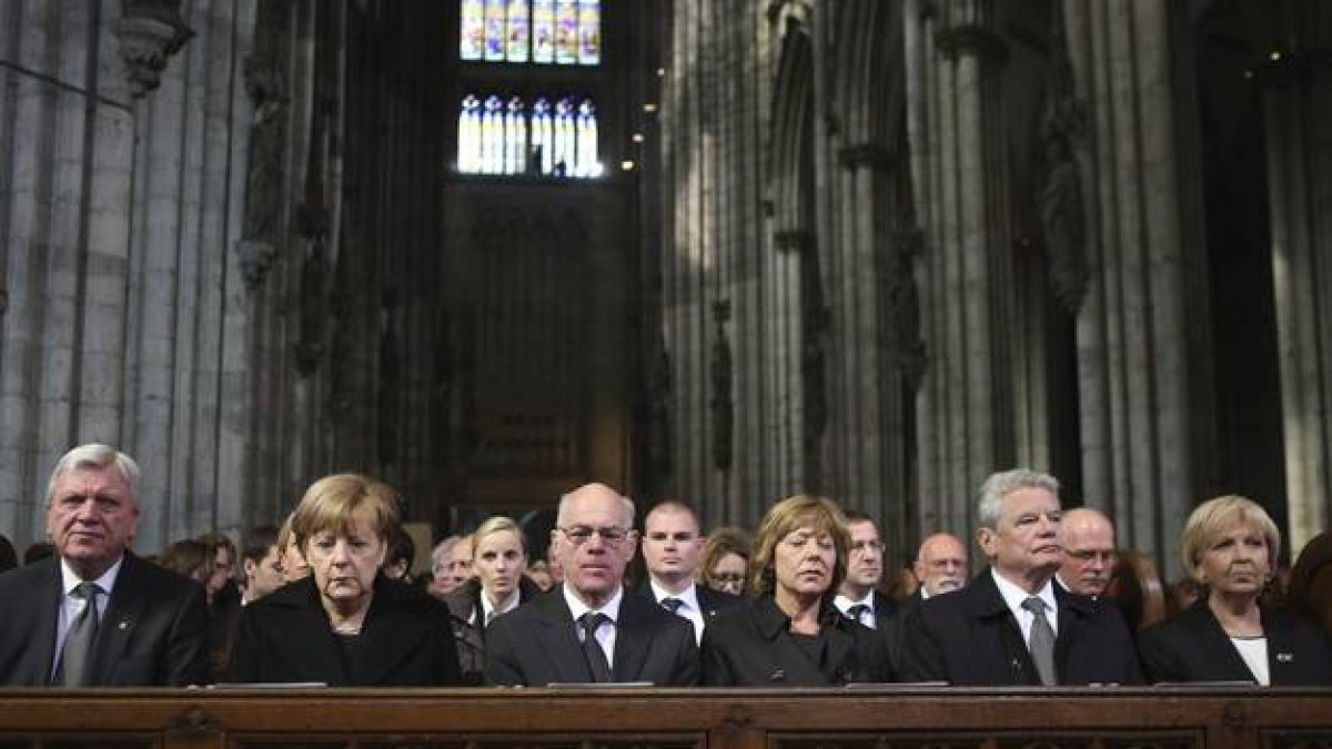 El jefe del gobierno de Hesse, Volker Bouffier; la cancillera alemana, Angela Merkel; el presidente del Bundestag, Norbert Lammert; el presidente alemán, Joachim Gauck y su pareja Daniela Schadt, y la jefa del gobierno de Renania del Norte Westfalia, Hann