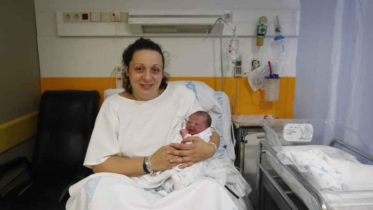 Jessica Lago, en la habitación del hospital, con su hijo Daniel en brazos. JESÚS
