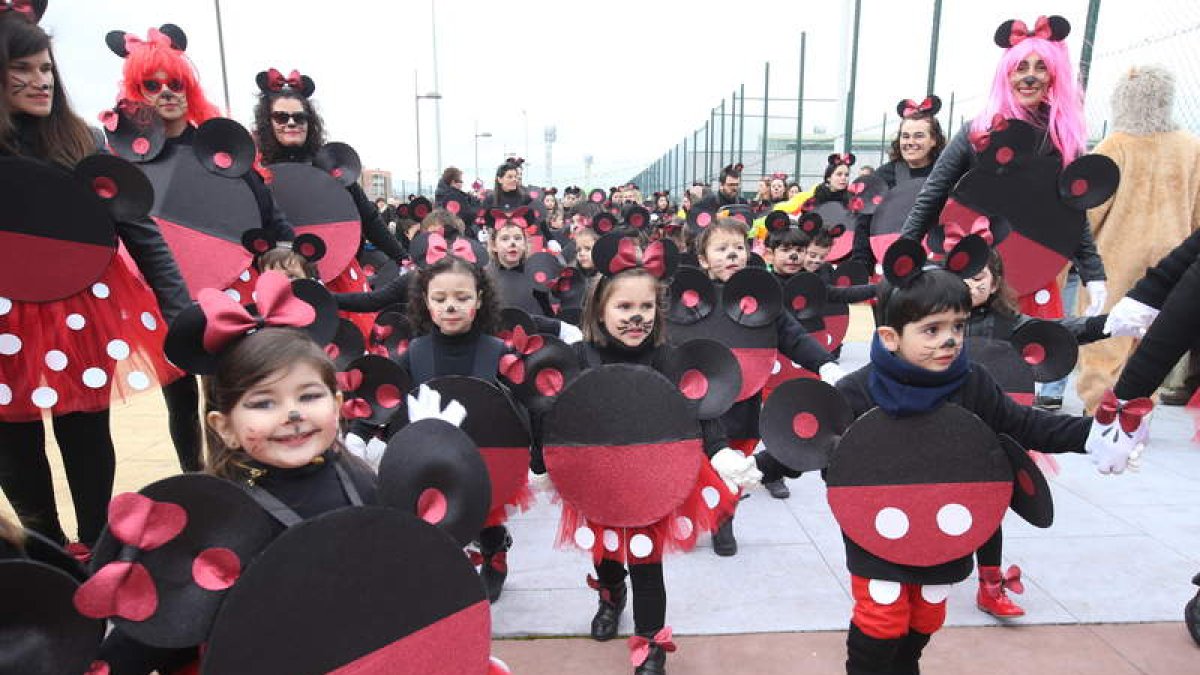Los alumnos del Campo de los Judíos de Ponferrada se vistieron de Minnie y Mickey Mouse. Abajo, participantes en el desfile de Camponaraya. l. de la mata