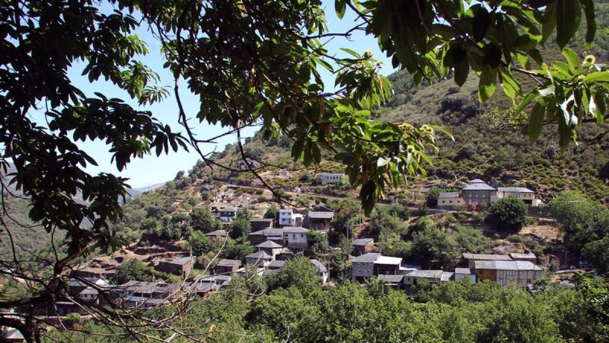 Panorámica de la pedanía de Castropetre, en Oencia.