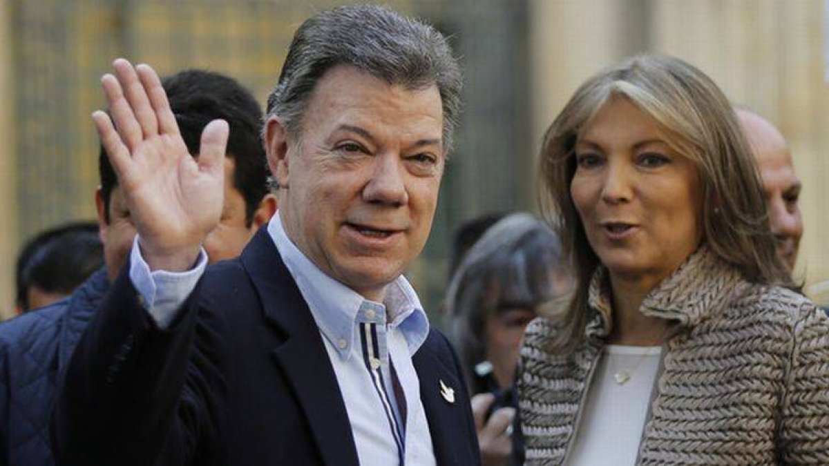 El presidente colombiano Juan Manuel Santos, junto a su esposa, María Clemencia Rodriguez, ayer, en un colegio electoral de Bogotá.