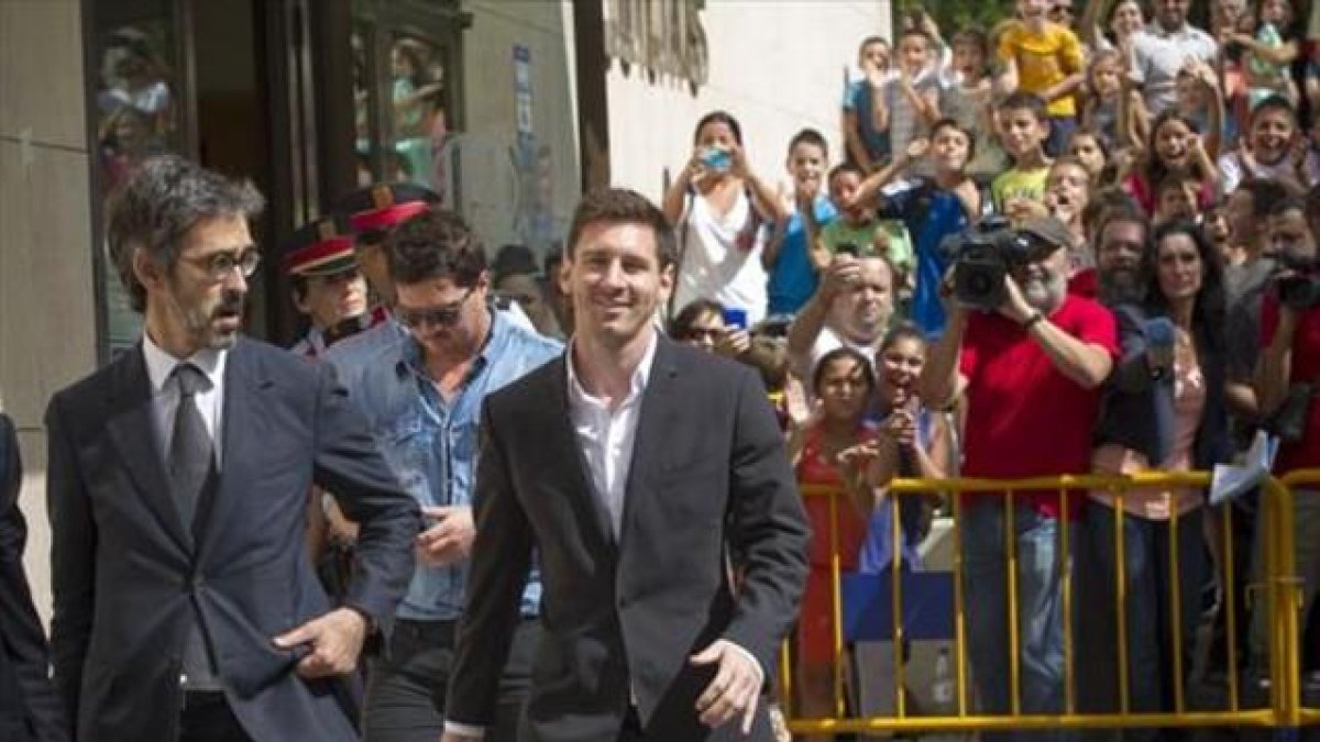 Messi sale del juzgado de Gavá, junto a su abogado y su hermano Rodrigo.