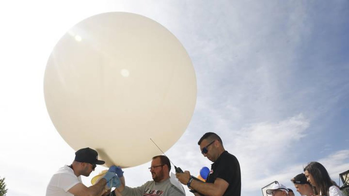 Varias personas preparan el lanzamiento de globo sonda