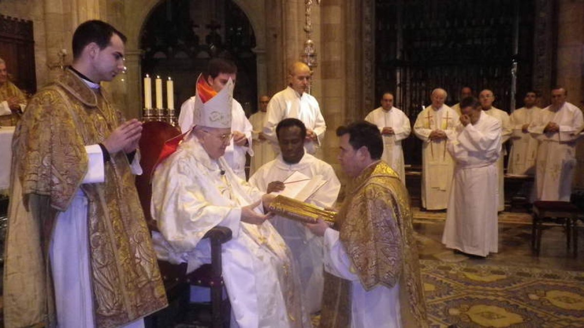El obispo, en el momento de dar a Higinio Méndez los nuevos poderes, ayer, en la Catedral. dl