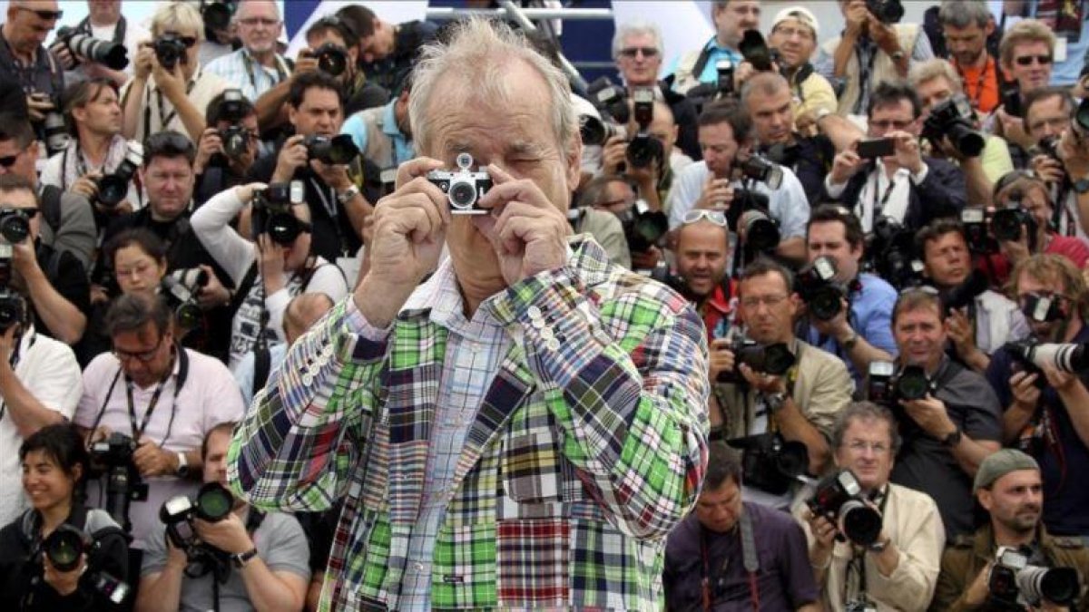 El actor Bill Murray, con  una minicámara, en el 65º festival de cine de Cannes.