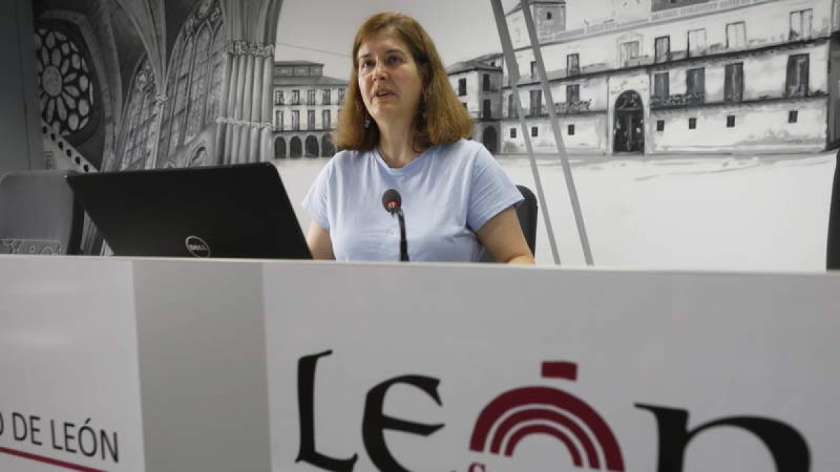 Margarita Torres,en una comparecencia ante los medios en el Ayuntamiento de León. RAMIRO