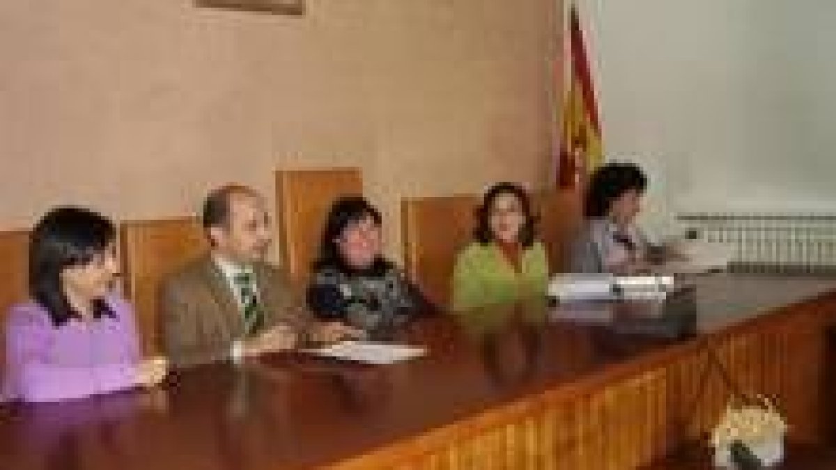 Ana Luisa Durán y Francisco Castañón presidieron ayer la reunión del consejo