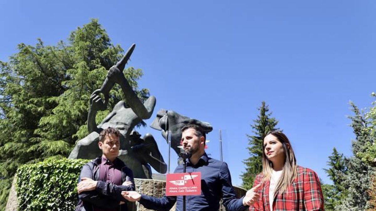 Tudanca, junto al candidato a la alcaldía de Villablino, Mario Rivas y la candidata a las Cortes por León, Nuria Rubio