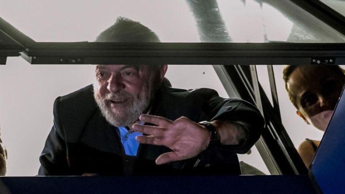Lula da Silva saluda el pasado 6 de abril a los militantes del Partido de los Trabajadores tras conocer la decisión judicial que ordenó su ingreso en prisión.