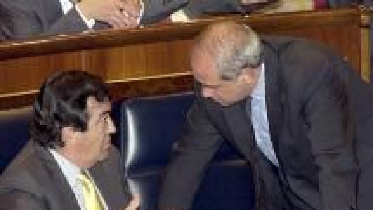 Cascos, ayer, en el Congreso junto al diputado del PP, Jorge Fernández