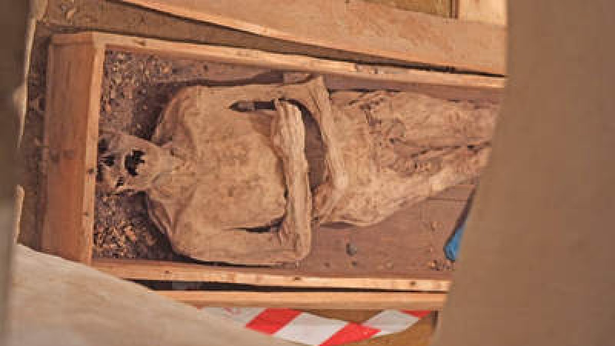 Vista de la momia, en su cripta, durante la visita guiada al templo de La Peregrina.