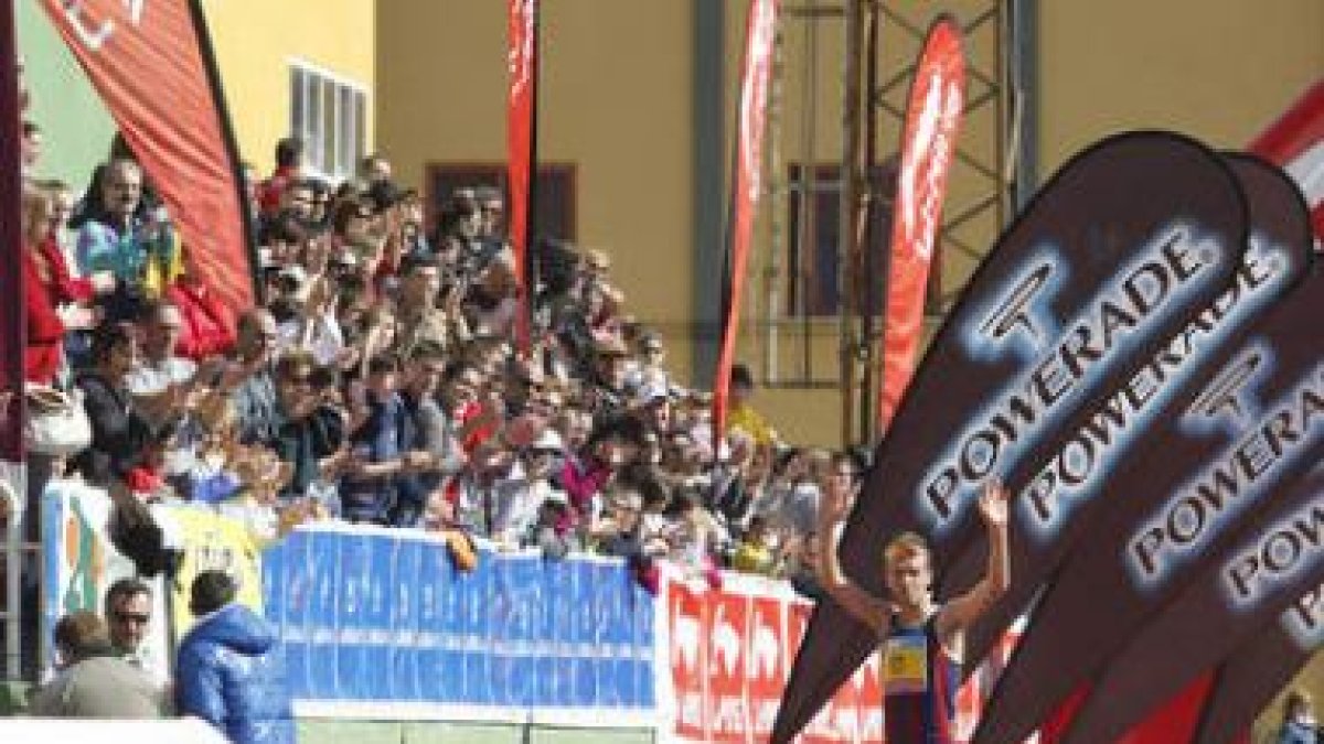 Sergio Sánchez celebra en la pista del Hispánico su triunfo en la Media Maratón ante los aplausos de