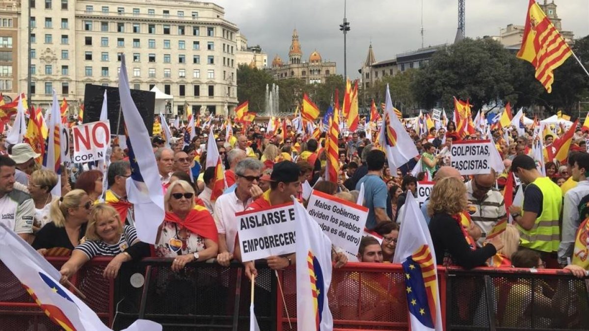 Manifestación convocada por Societat Civil Catalana, el 12 de octubre.