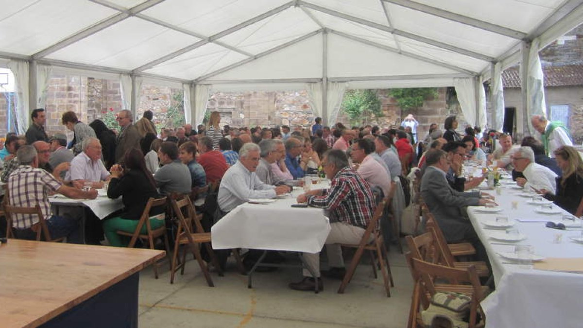 Los asistentes disfrutaron de una comida de convivencia en El Espino.