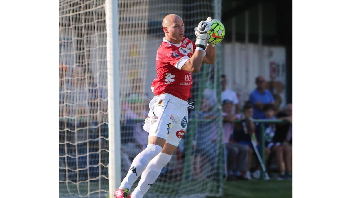 Javi es, de momento, el único portero del equipo maragato.