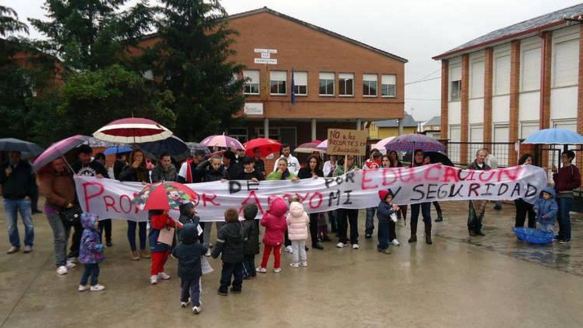 Padres, alumnos, vecinos, autoridades locales y representantes del sindicato UGT se concentraron a las puertas del colegio.