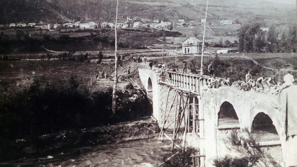 La MSP encargó al fotógrafo Diego González Ragel que tomara imágenes de las obras. Construcción del último puente, con Villablino al fondo.