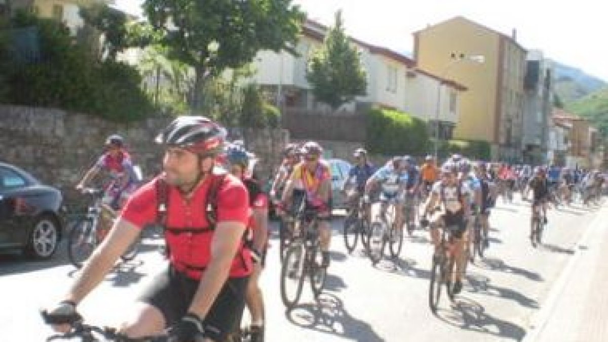 Los participantes pedalean tranquilos por las calles de Sabero.