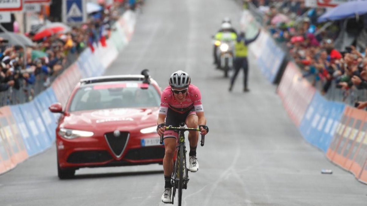 Simon Yates gana en solitario la 15ª etapa del Giro.