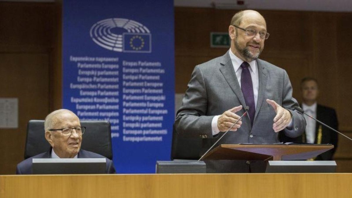 Martin Schulz, presidente del Parlamento Europeo, junto al presidente de Túnez, Beyi Caid Essebsi, pronuncia su discurso durante una sesión plenaria en la Eurocámara, en Bruselas, este jueves.