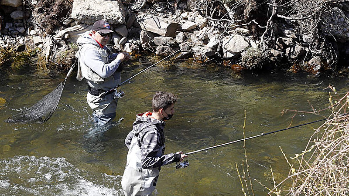 La temporada de pesca inició su andadura en los ríos leoneses el pasado 27 de marzo. MARCIANO PÉREZ