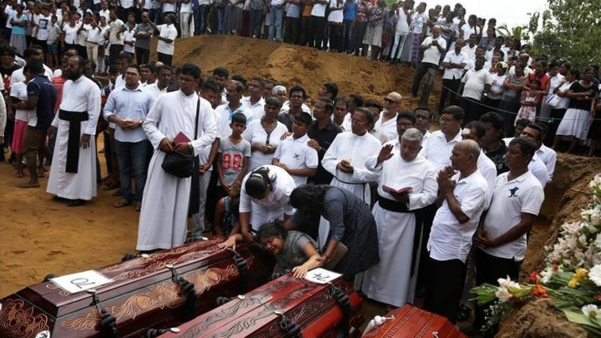 Funeral celebrado cerca de la iglesia de San Sebastián, en Negombo.