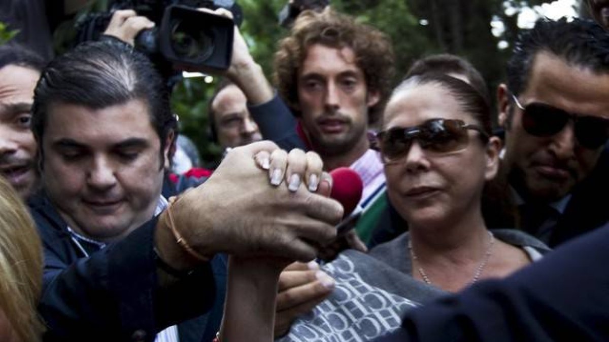 Isabel Pantoja, rodeada de periodistas, a su llegada al juzgado de Instrucción número 5 de Marbella, en octubre del 2010.