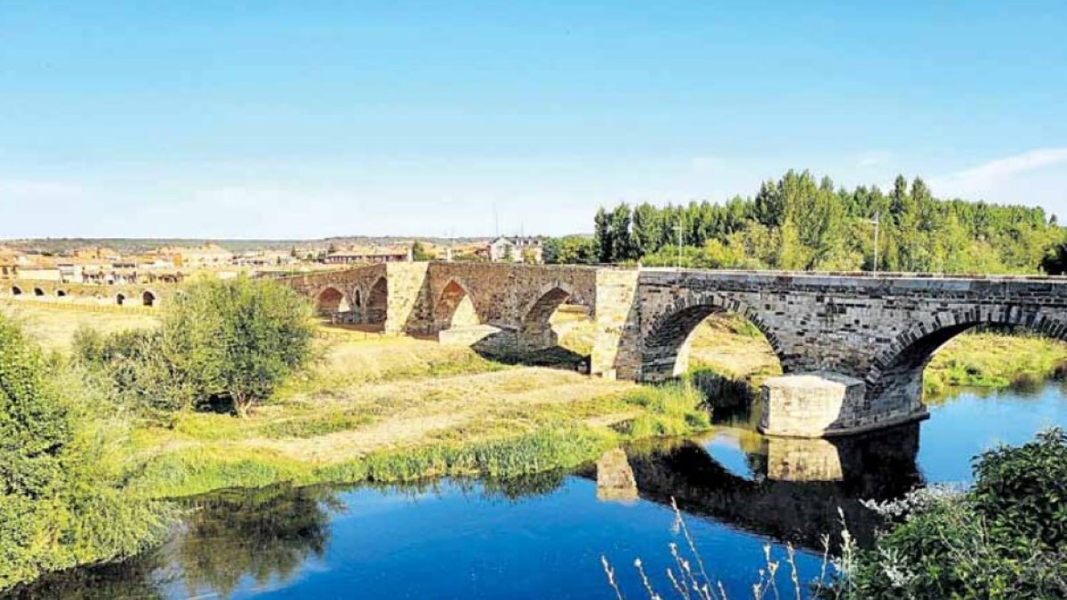 Puente sobre el río Órbigo, imagen de lanzamiento con la que se ilustra ‘Yo, Rajel Ezra. La amante de Alfonso VIII’. DL