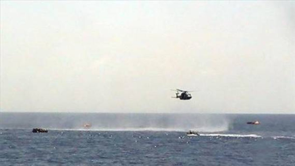 Un helicóptero rescata a los inmigrantes encontrados este jueves en el Canal de Sicilia.