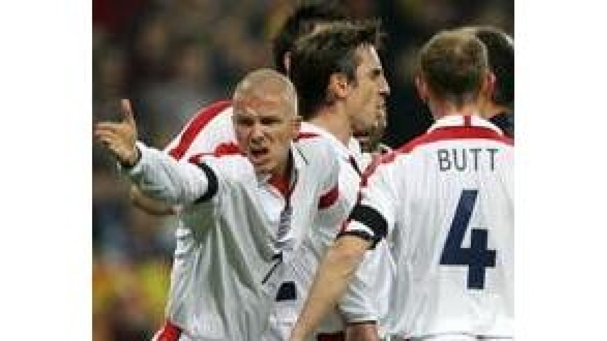 Beckham exhibe su enfado en una jugada, aunque después intentó apaciguar los ánimos de su selección