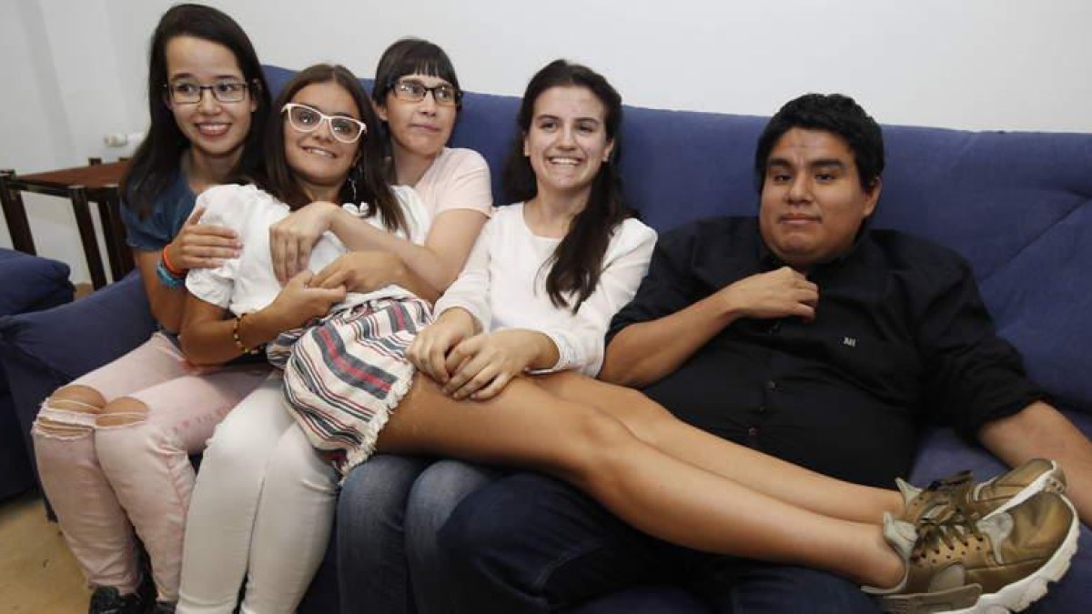 Laura Malagón, Teresa Salgado, María Rodríguez, Lida Carro y David Roble, ayer en la nueva sede de Solidarios por León. RAMIRO