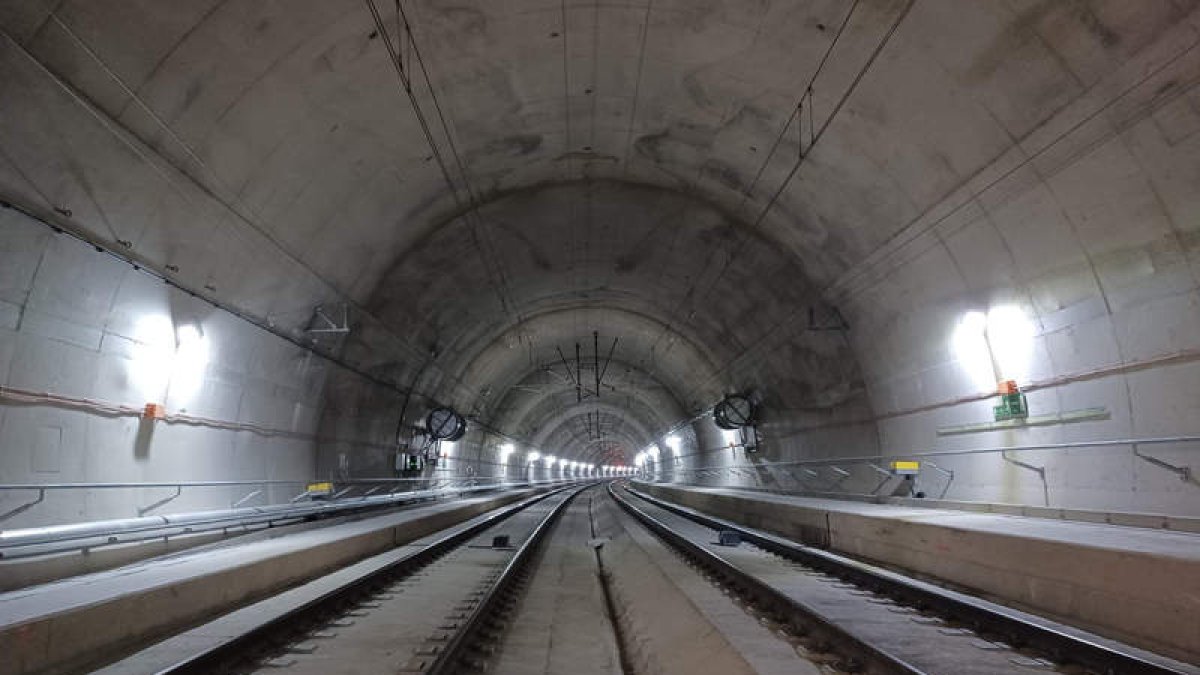 Interior del túnel de la Variante entre La Robla y Lena. ADIF